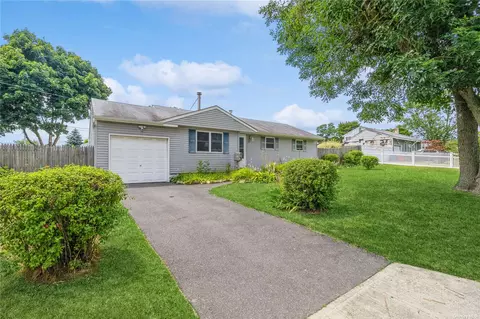 2602 Fire Ave, Medford, NY 11763