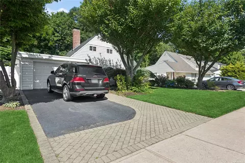 90 Greenbelt Ln, Levittown, NY 11756