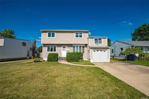 132 S Fordham Rd, Hicksville, NY 11801