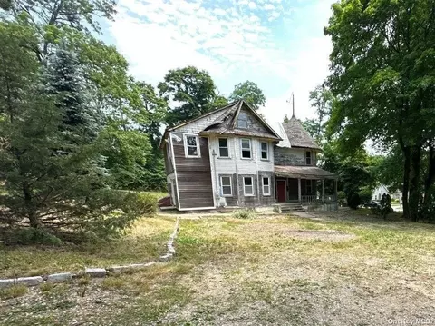121 Columbia St, Huntington Station, NY 11746