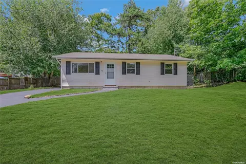 59 Cedar Ln, Medford, NY 11763