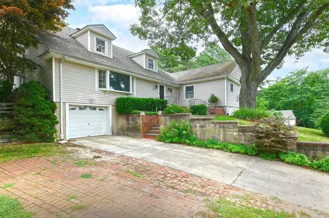 1 Yale Pl, Dix Hills, NY 11746