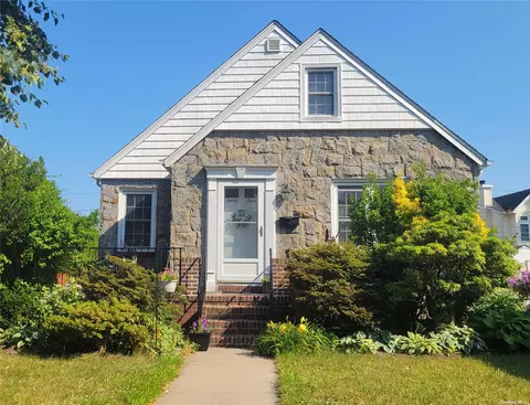 34 Evergreen Ln, New Hyde Park, NY 11040