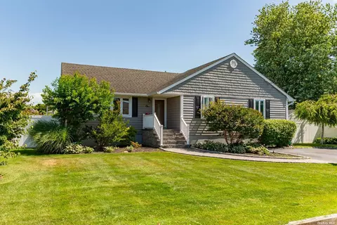 1 Garfield Pl, Lindenhurst, NY 11757