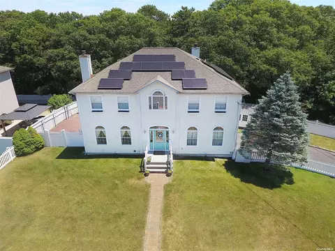 131 4th Ave, Holtsville, NY 11742