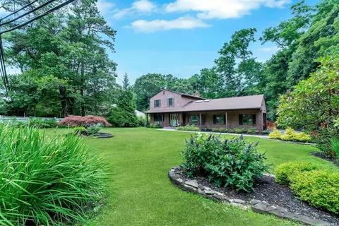 17 Long Pond Rd, Ridge, NY 11961