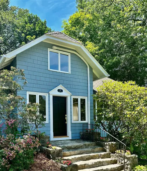 8 Ridge Ln, Mahopac, NY 10541