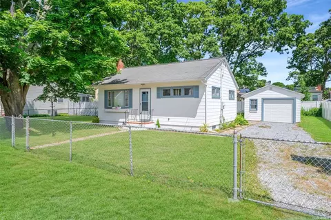 23 Robinwood Dr, Mastic Beach, NY 11951