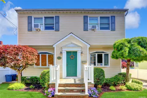 25 Burkhardt Ave, Bethpage, NY 11714