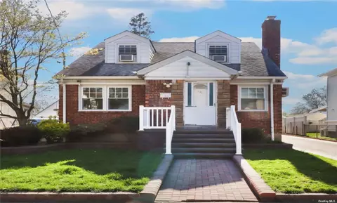 121 N 2nd St, New Hyde Park, NY 11040