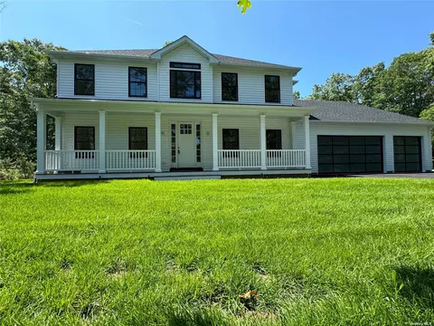 35 Gateway Ct, Hampton Bays, NY 11946