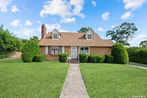 15 Gladiola St, Patchogue, NY 11772