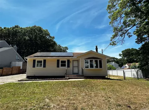188 Adirondack Dr, Selden, NY 11784