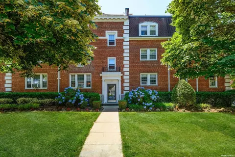 32 Hamilton Pl #2G, Garden City, NY 11530