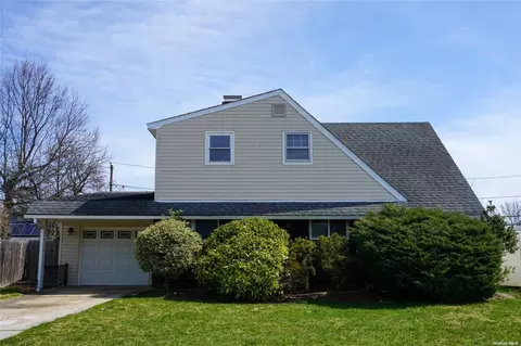 25 Raspberry Ln, Levittown, NY 11756