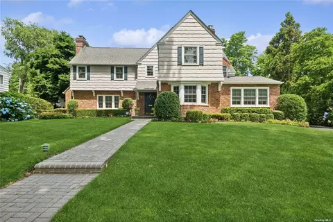 9 North Dr, Great Neck, NY 11021