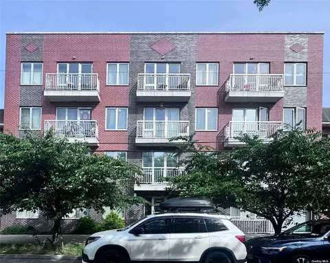 32-15 Leavitt St #4D, Flushing, NY 11354