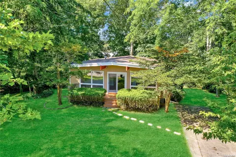 8 Newport Beach Blvd, East Moriches, NY 11940