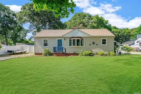 43 Cedar St, Selden, NY 11784