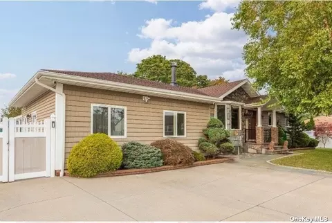 23 E Merritt St, Lindenhurst, NY 11757