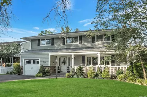 905 Madison Pl, Merrick, NY 11566