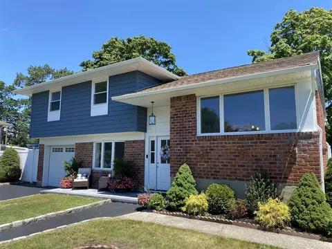 33 Tracy Ln, East Islip, NY 11730