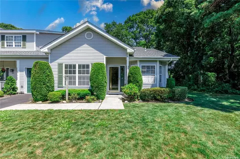 109 Willow Wood Dr, Oakdale, NY 11769