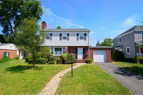 67 Princeton St, Garden City, NY 11530