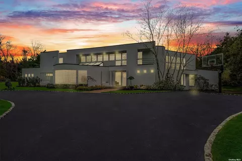 1 Vista Dr, Laurel Hollow, NY 11791