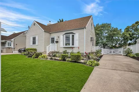 59 Sherbrooke Rd, Lindenhurst, NY 11757
