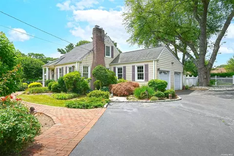 5 Adams Pl, Huntington Station, NY 11746