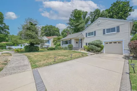 52 Mckenna Rd, Westbury, NY 11590
