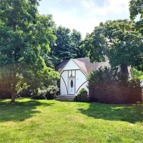 107 Main Rd, Riverhead, NY 11901