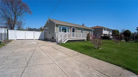85 Bradley St, Brentwood, NY 11717