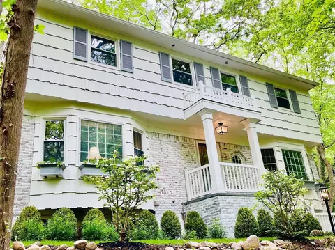 107 Fleets Cove Rd, Huntington, NY 11743