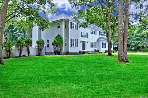 102 Vista Ln, Manorville, NY 11949