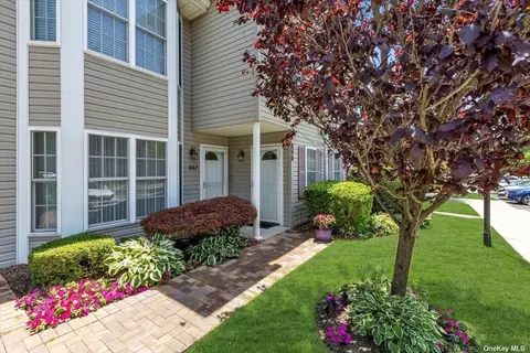 867 Verona Dr #867, Melville, NY 11747