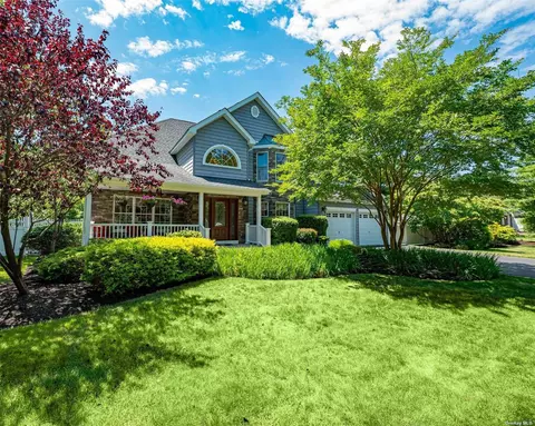 11 Greenwood Ln, Saint James, NY 11780