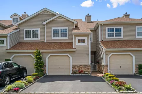 99 Carriage Ln #99, Plainview, NY 11803