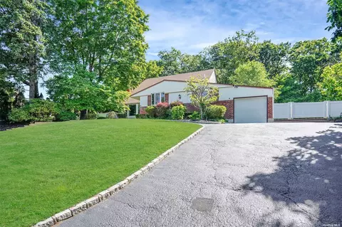 11 Woodrow Ln, Smithtown, NY 11787