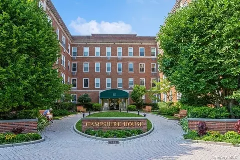 111 Seventh St #215, Garden City, NY 11530