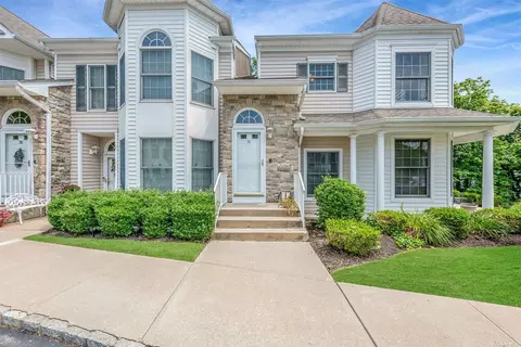 41 Gazebo Ln #41, Smithtown, NY 11787
