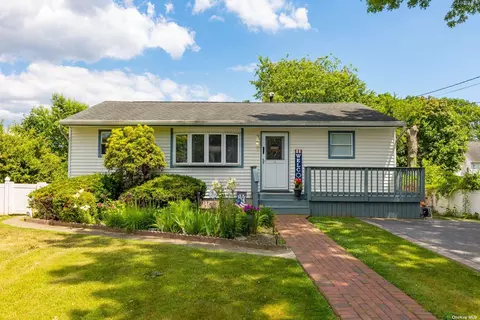 41 Fordham Rd, West Babylon, NY 11704