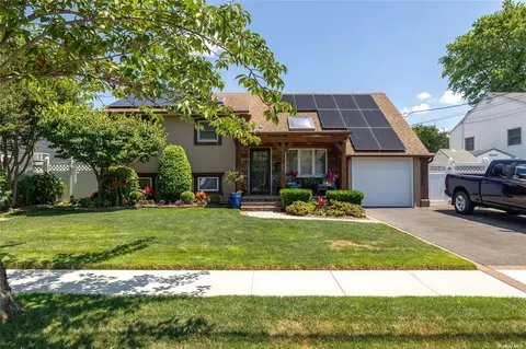 1029 N Monroe Ave, Lindenhurst, NY 11757