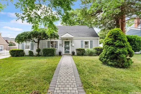110 Cleveland Ave, Massapequa, NY 11758