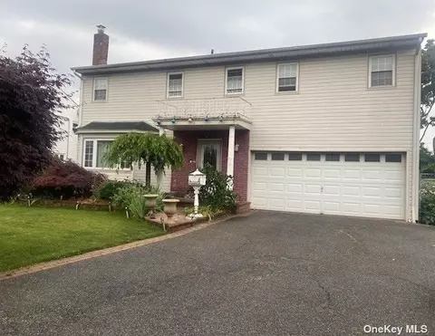 19 Cherry Ln, Hicksville, NY 11801