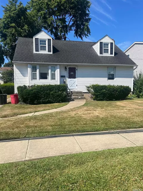 1081 Bowling Green Dr, Westbury, NY 11590
