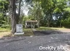 22 Forbes St, Oakdale, NY 11769