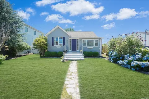 5 Walnut Pl, Lindenhurst, NY 11757
