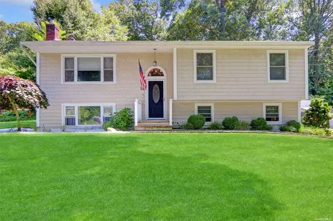 18 Parsonage Rd, East Setauket, NY 11733
